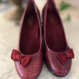 EUC Vionic Lena Orthaheel Burgundy Bow Animal Print Women's Shoes Sz 8.5